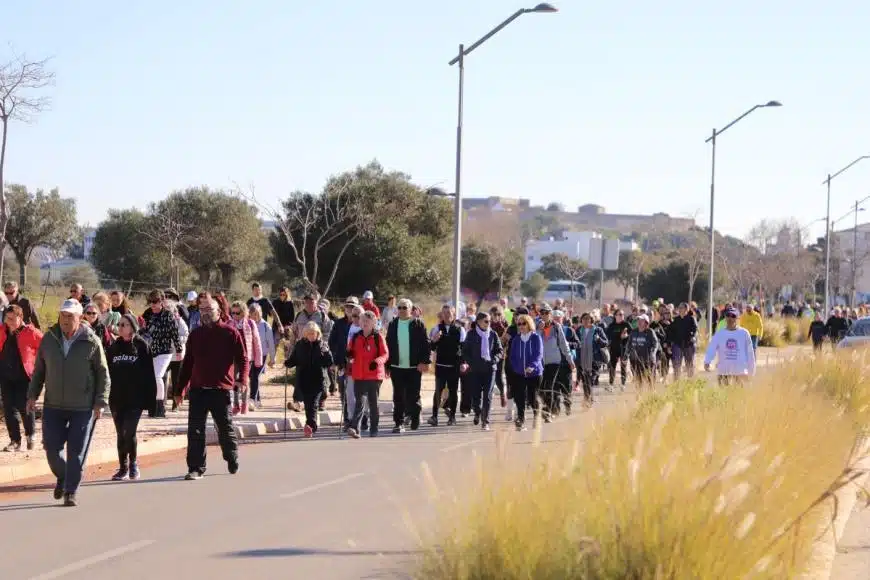 Pessoas caminhando juntas ao ar livre.